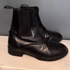 AÜKEN Front-Zip Black Boots